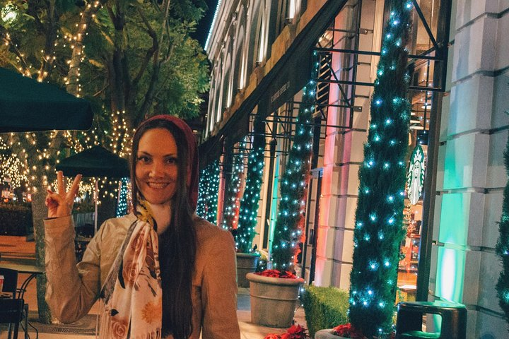 Explore the charm of holiday lights and decorated storefronts while indulging in delightful pastries and coffee creating unforgettable memories in Los Angeles’ festive neighborhoods.